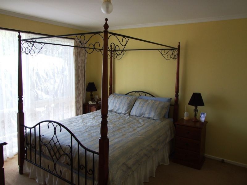 27 Peacock Street, Mirboo North VIC 3871