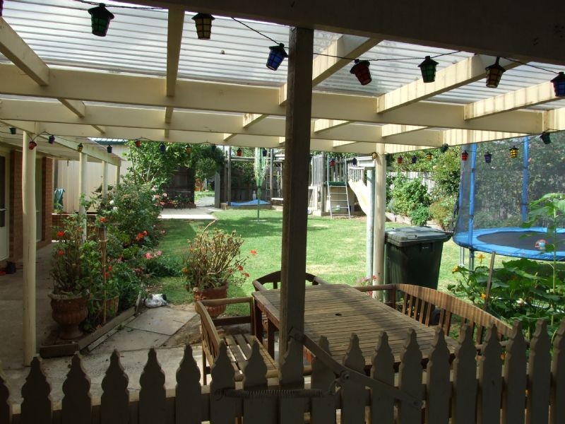 27 Peacock Street, Mirboo North VIC 3871