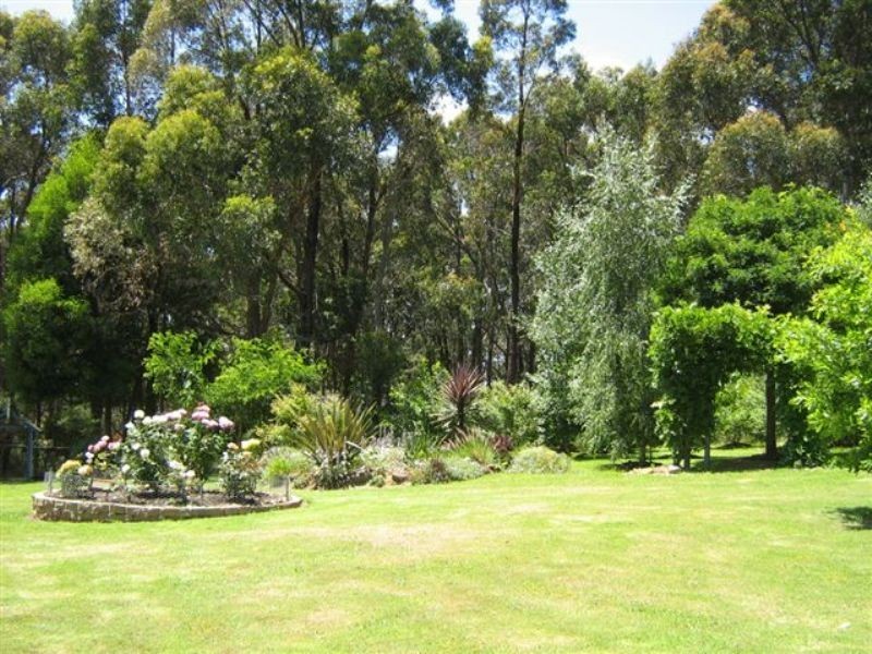 8 Grey Road, Mirboo North VIC 3871