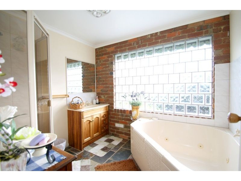 8 Scarlett Street, Mirboo North VIC 3871