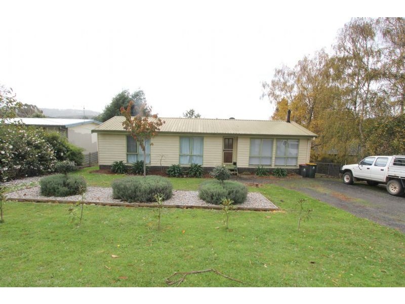 17 Bourke Street, Mirboo North VIC 3871