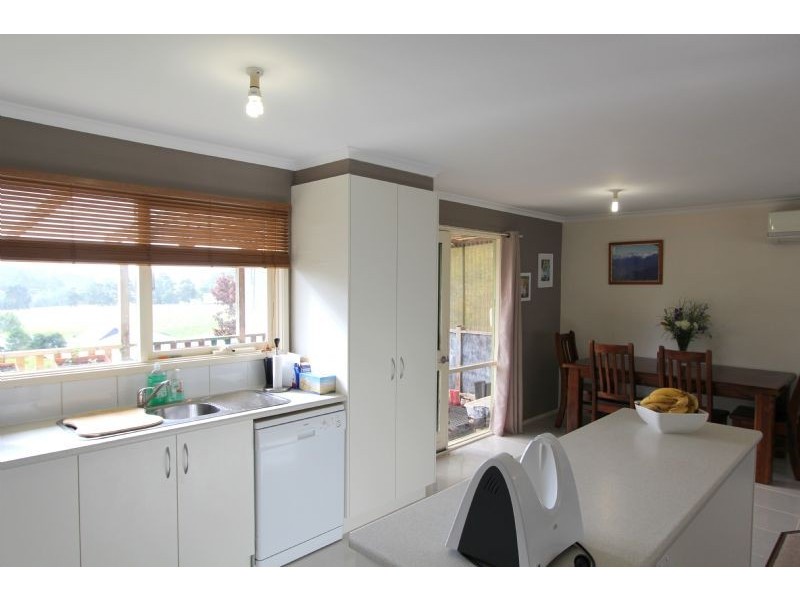 17 Bourke Street, Mirboo North VIC 3871