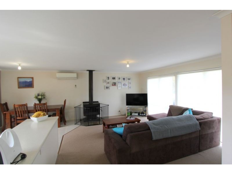 17 Bourke Street, Mirboo North VIC 3871