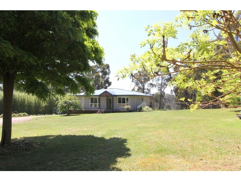 8 Grey Road, Mirboo North VIC 3871