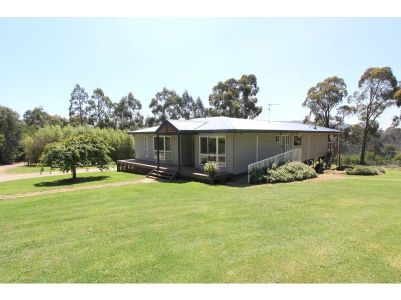 8 Grey Road, Mirboo North VIC 3871