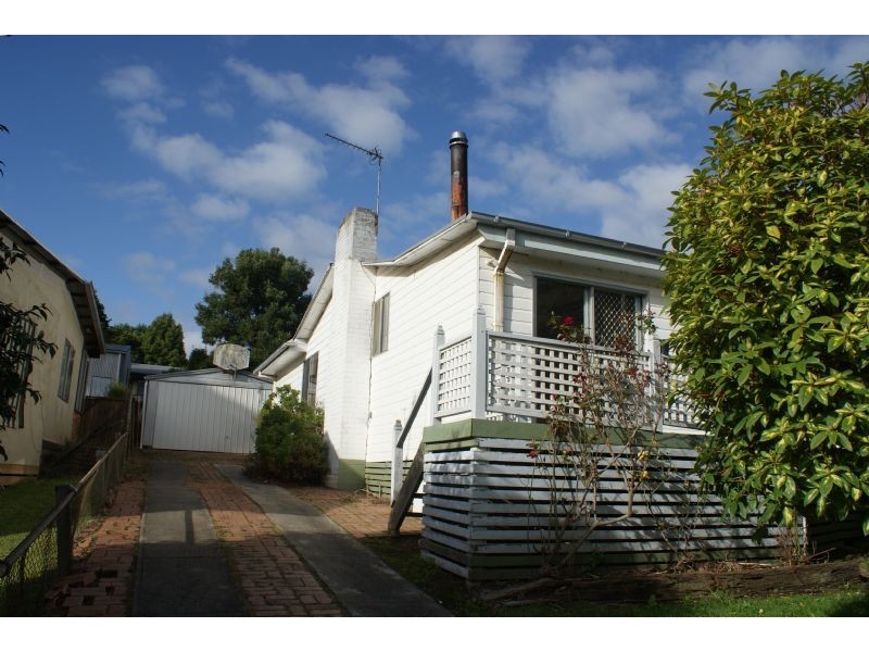 30 Inglis Ave, Mirboo North VIC 3871