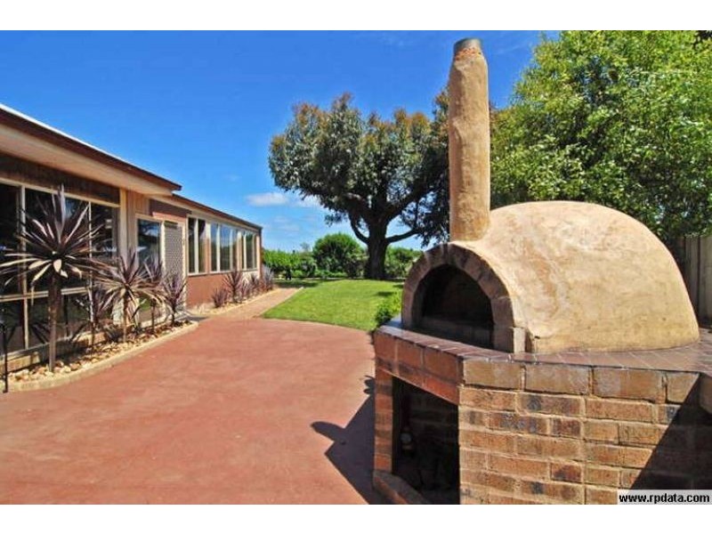 1 Phillip Court, St Leonards VIC 3223