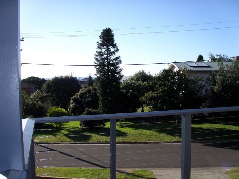 16 Sylvester Ave, St Leonards VIC 3223