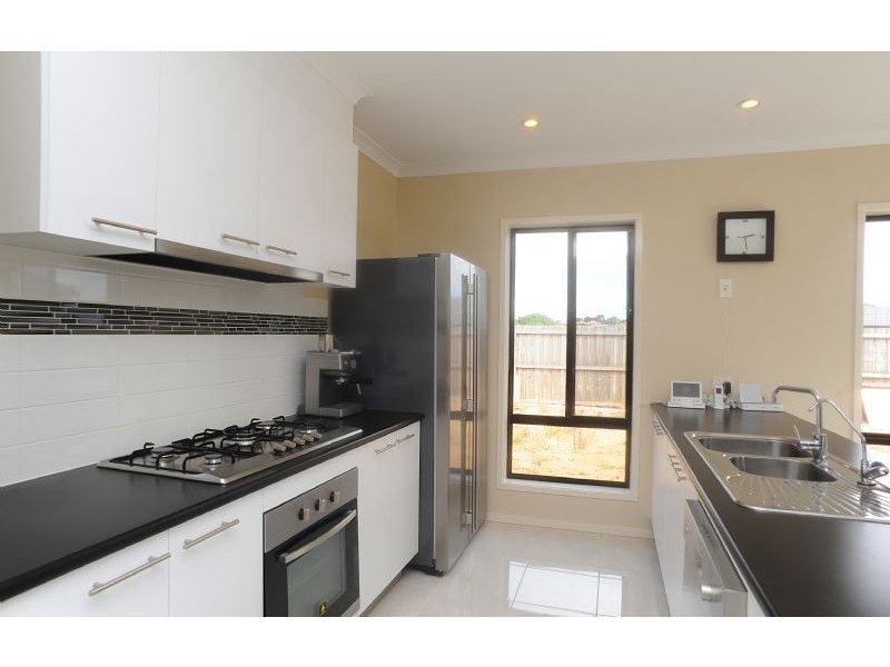 8 Seahorse Court, Indented Head VIC 3223