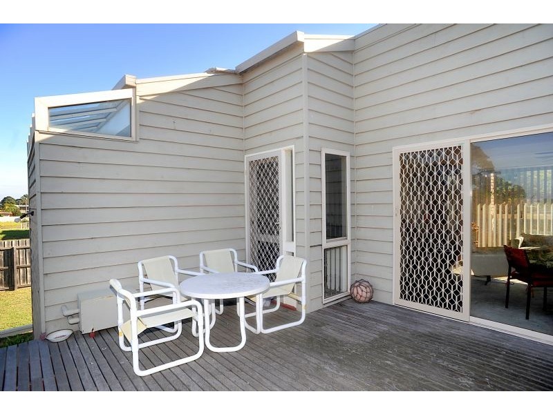 8 Walpole Avenue, Indented Head VIC 3223