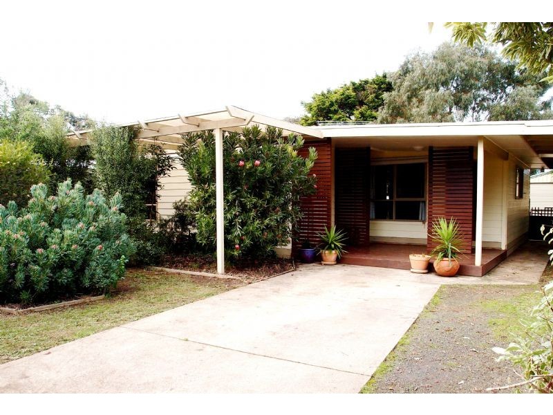 33 Lake View Crescent, St Leonards VIC 3223