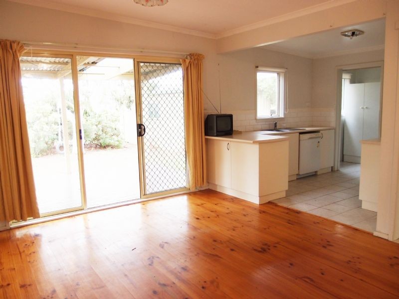 33 Lake View Crescent, St Leonards VIC 3223