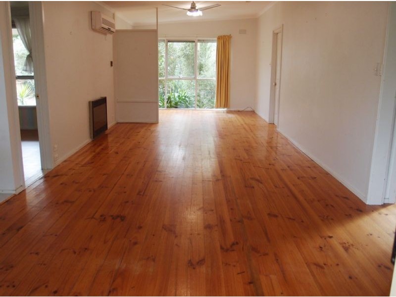 33 Lake View Crescent, St Leonards VIC 3223