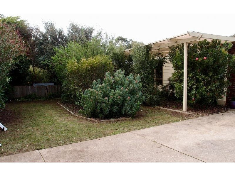 33 Lake View Crescent, St Leonards VIC 3223