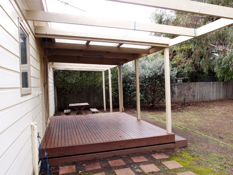 33 Lake View Crescent, St Leonards VIC 3223