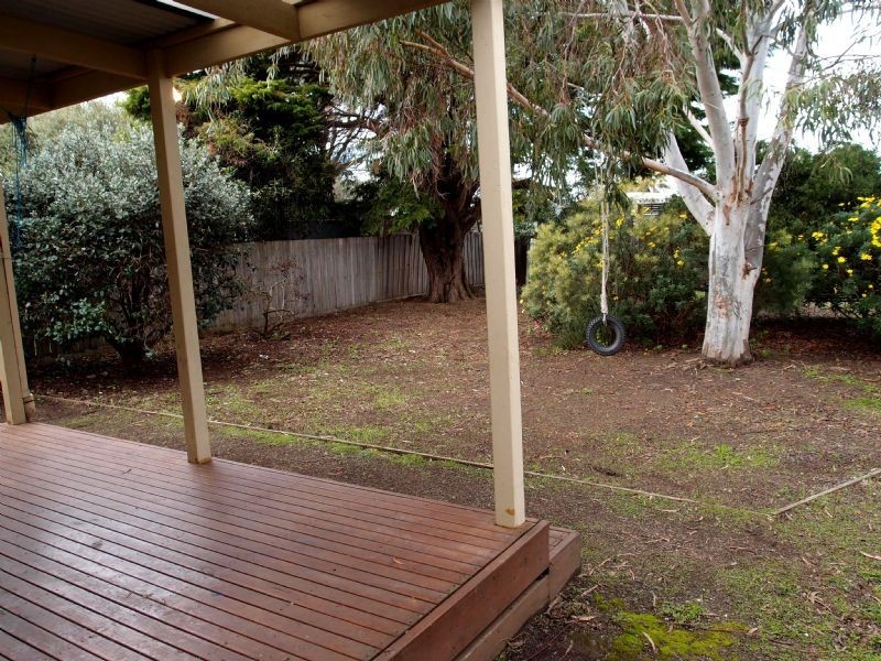 33 Lake View Crescent, St Leonards VIC 3223