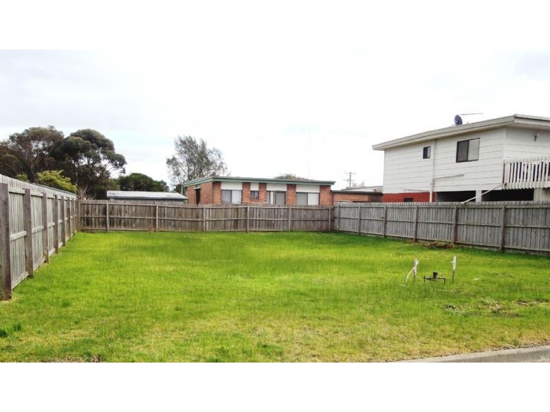 2a Seaview Avenue, St Leonards VIC 3223