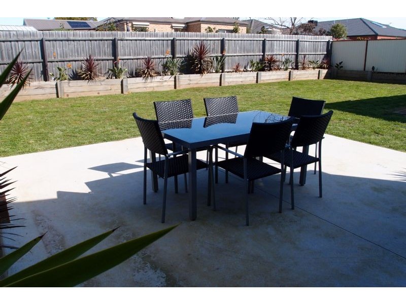 5 Pearl Bay Passage, St Leonards VIC 3223