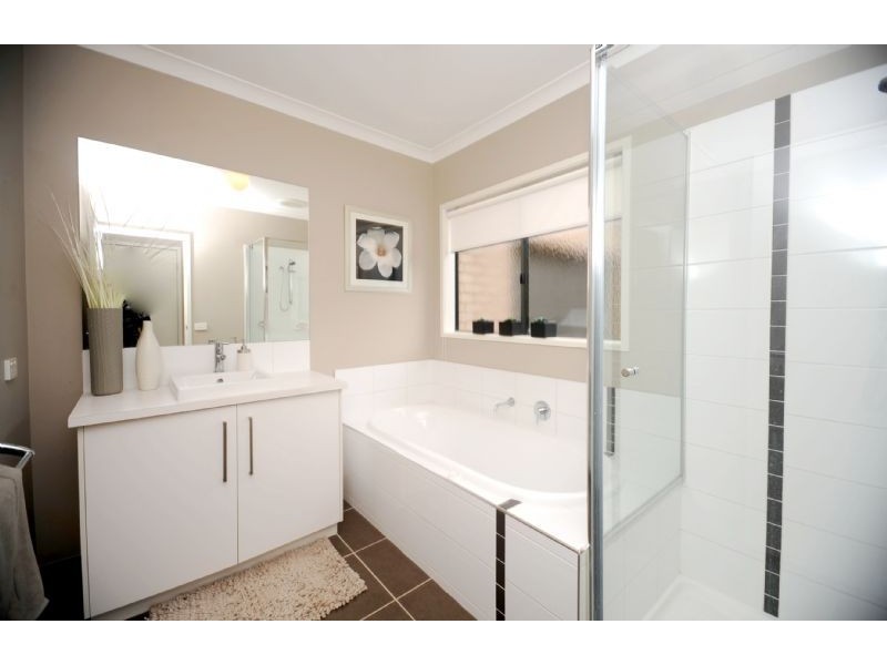 5 Pearl Bay Passage, St Leonards VIC 3223