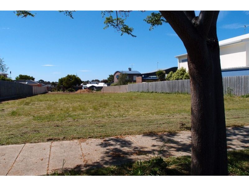 4 Pearl Bay Passage, St Leonards VIC 3223