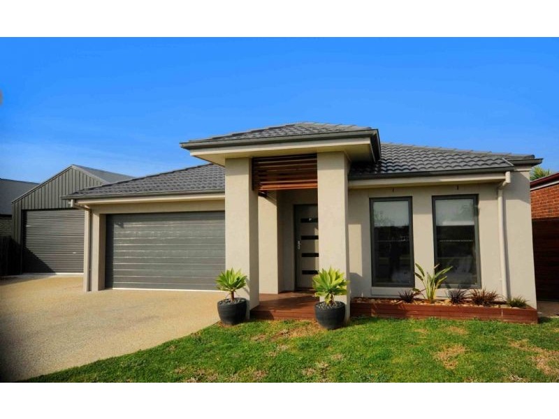 5 Pearl Bay Passage, St Leonards VIC 3223