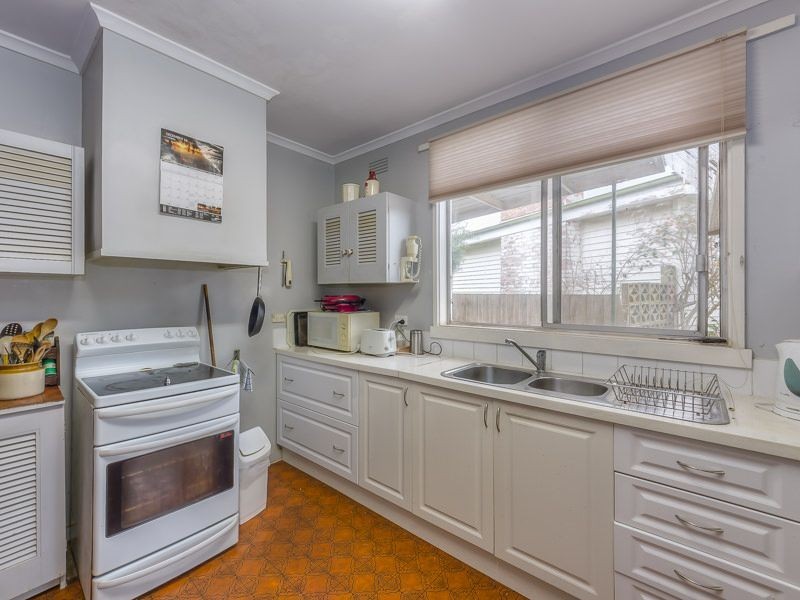24 Dudley Parade, St Leonards VIC 3223