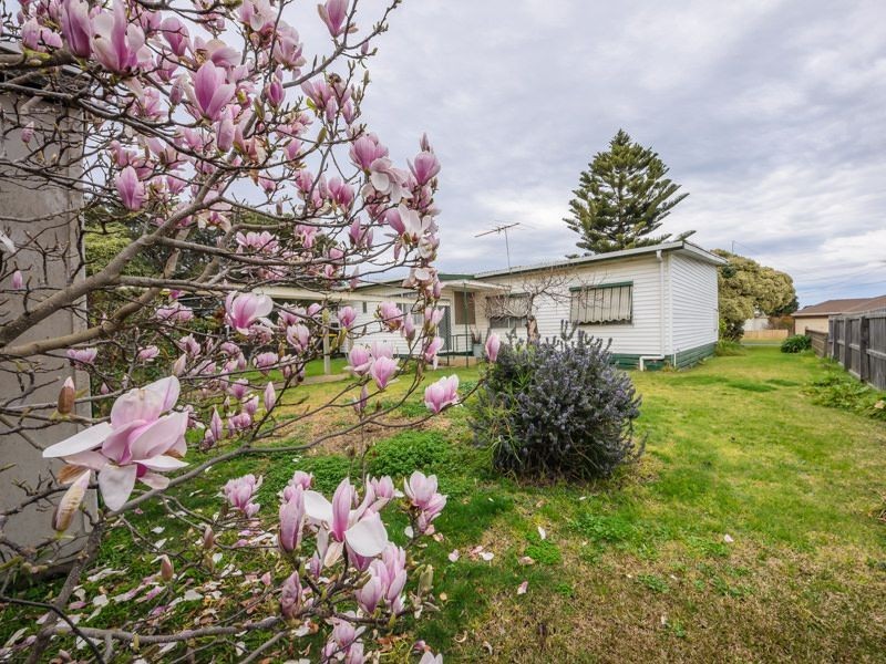 24 Dudley Parade, St Leonards VIC 3223