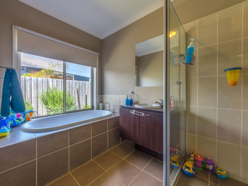 8 Cormorant Drive, St Leonards VIC 3223