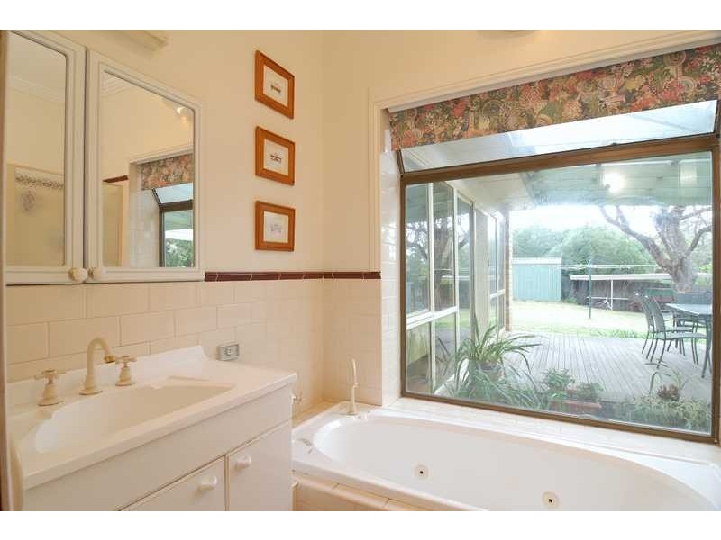 16 Golden Avenue, Bonbeach VIC 3196