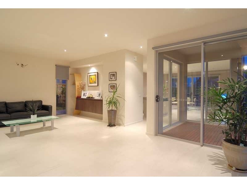 8 Lake King Circle, Waterways VIC 3195