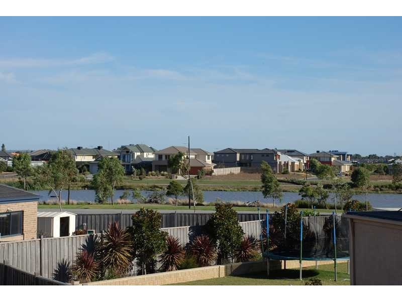 8 Lake King Circle, Waterways VIC 3195