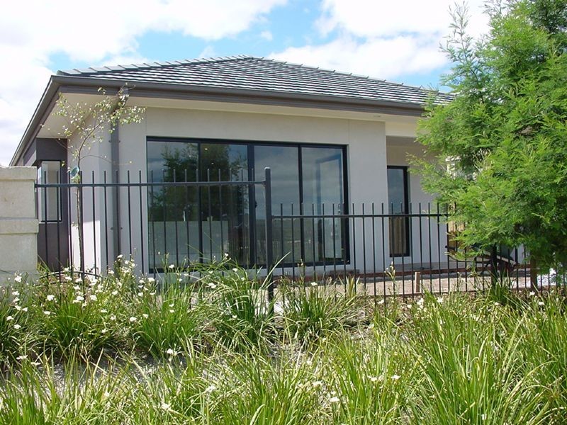 18 FEATHERY PLACE, Sandhurst VIC 3977