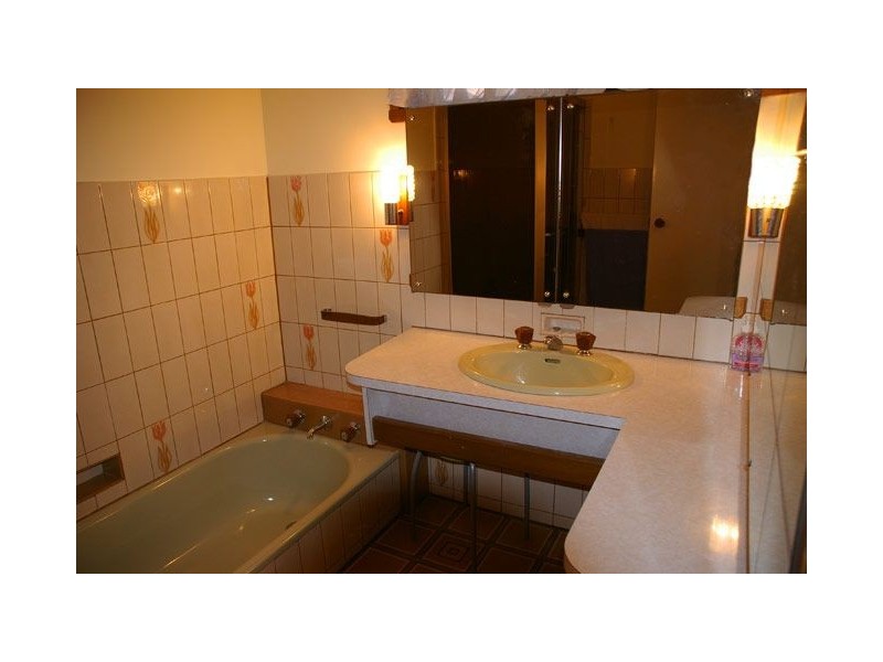 4 Stradbroke Crt, Noble Park North VIC 3174