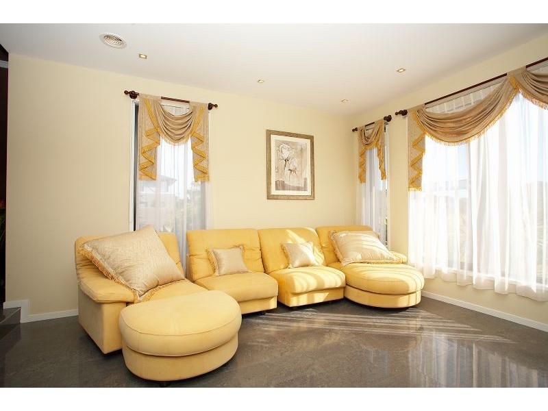 14 BROADWATER DRIVE, Waterways VIC 3195