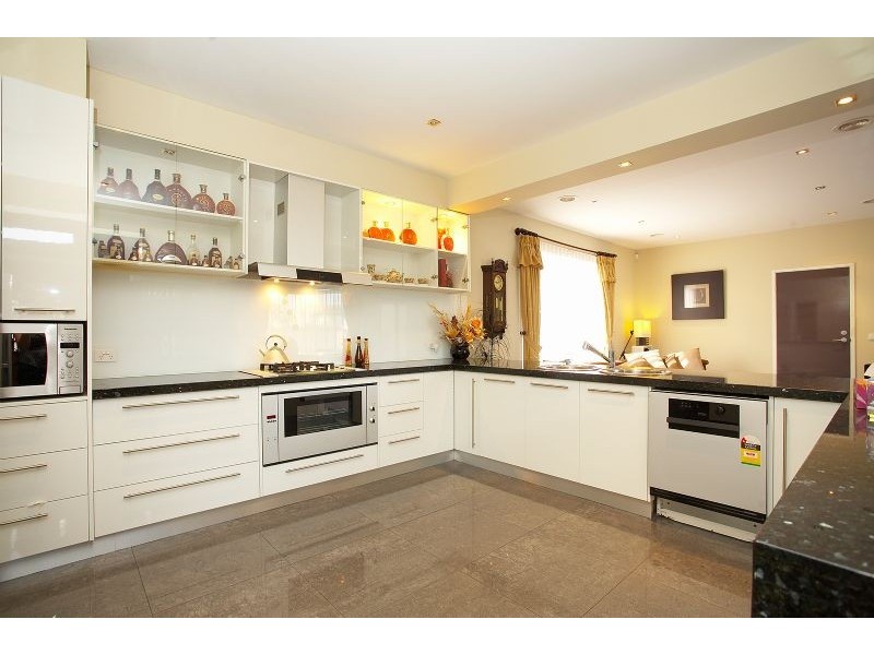 14 BROADWATER DRIVE, Waterways VIC 3195