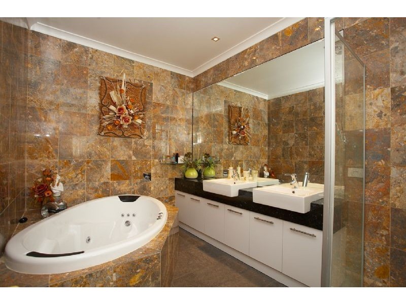 14 BROADWATER DRIVE, Waterways VIC 3195