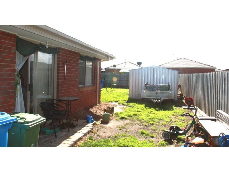 27 GLENARE CRESCENT, Cranbourne West VIC 3977