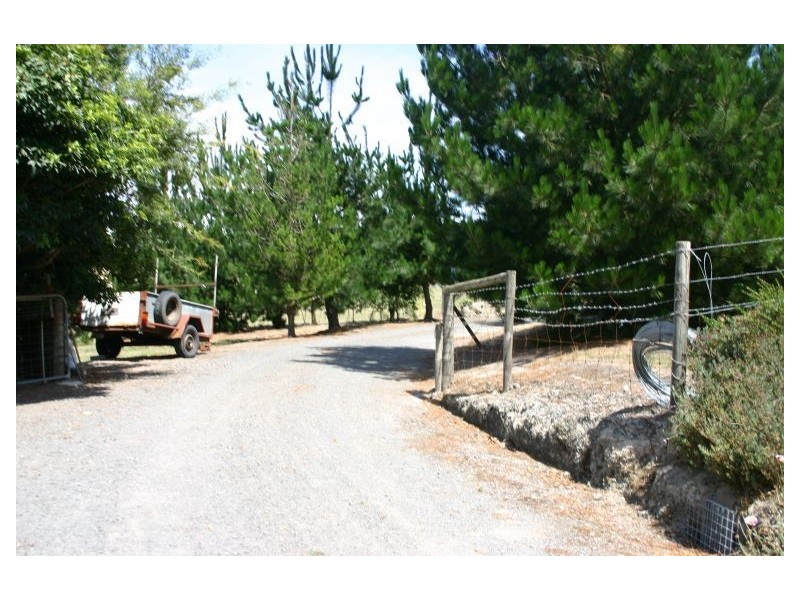 395 McDonalds Track, Hernes Oak VIC 3825