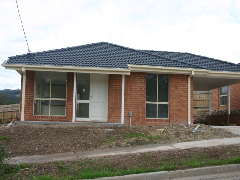 2/18 Euroka Crescent , Churchill VIC 3842