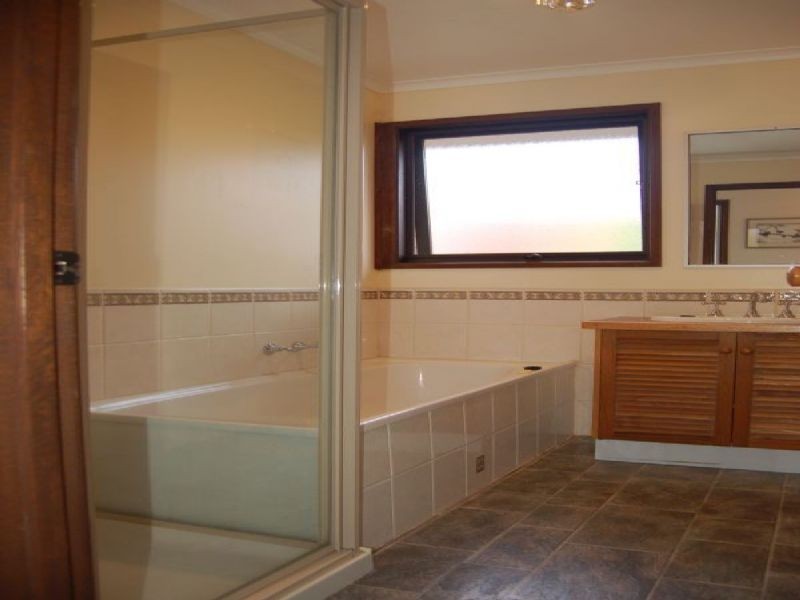 2 Louise Court, Morwell VIC 3840