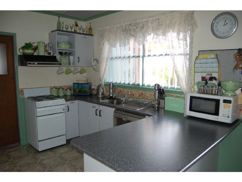 15 Heesom Crescent, Churchill VIC 3842