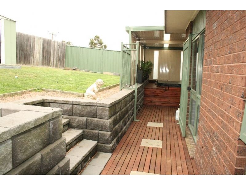 35 Quigley Crescent, Churchill VIC 3842