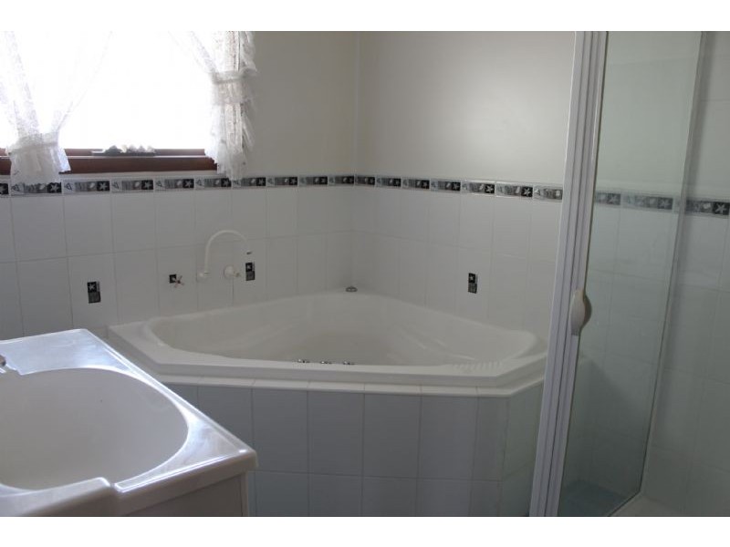 13 Airlie Bank Road, Morwell VIC 3840