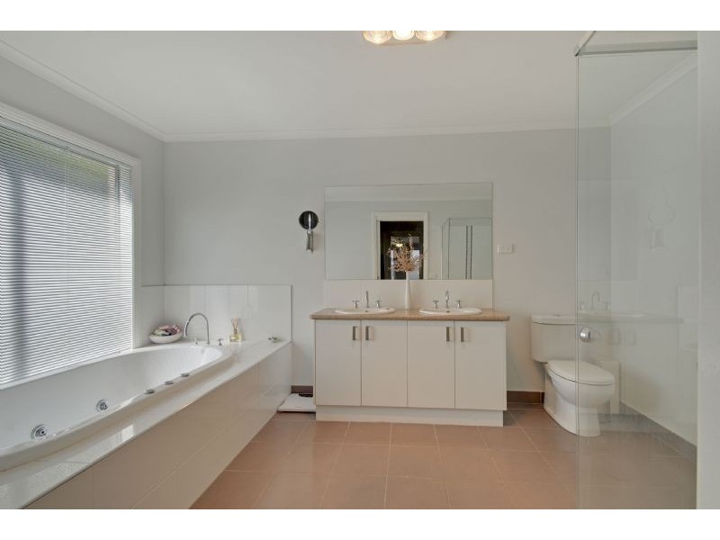 15 Ashley Avenue, Morwell VIC 3840