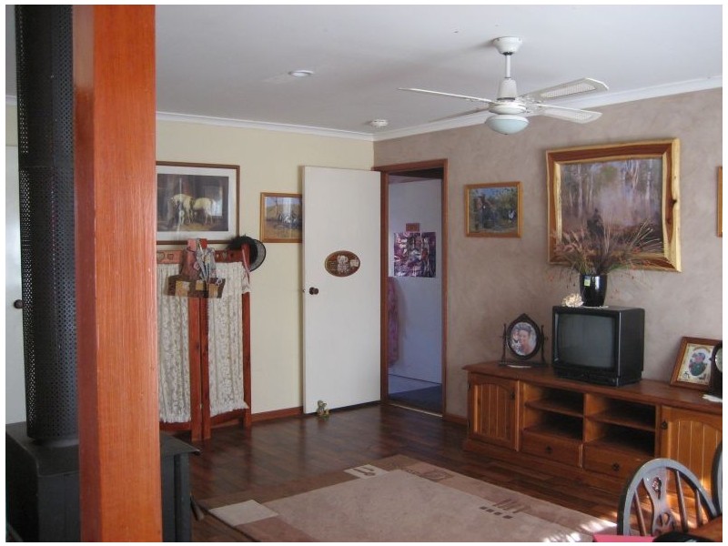 15 Main Street, Glengarry VIC 3854