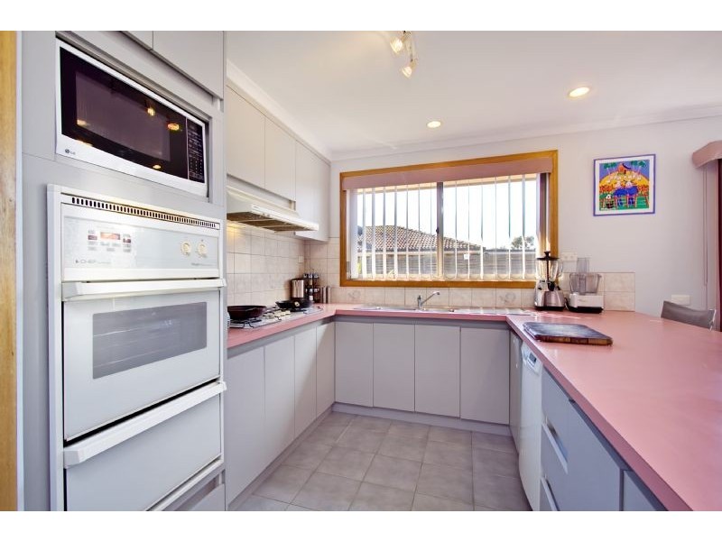 16 Swallow Grove, Traralgon VIC 3844