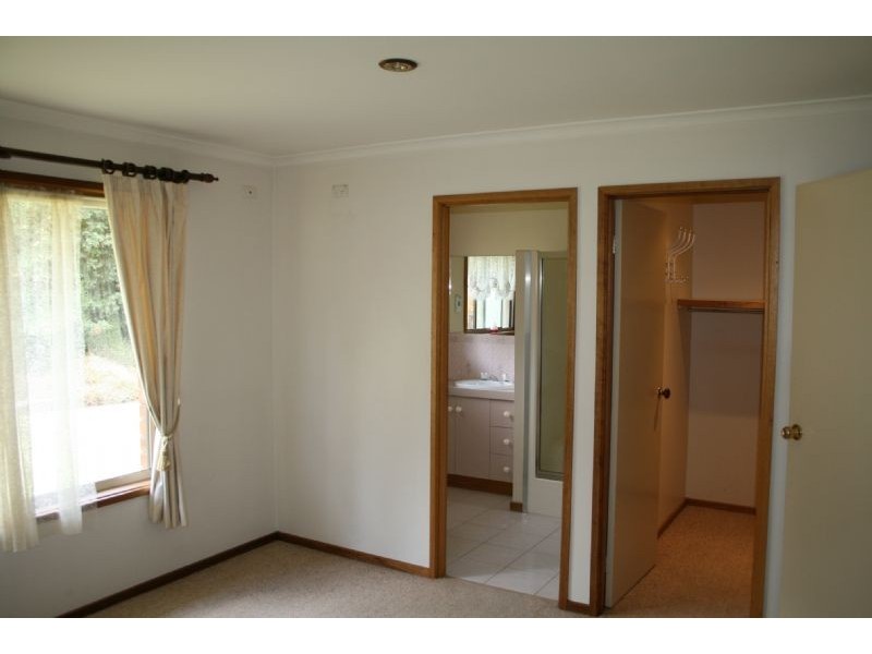 8 Butts Hill Road, Gormandale VIC 3873