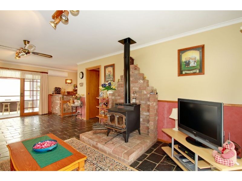 15 Nicholsons Road, Toongabbie VIC 3856