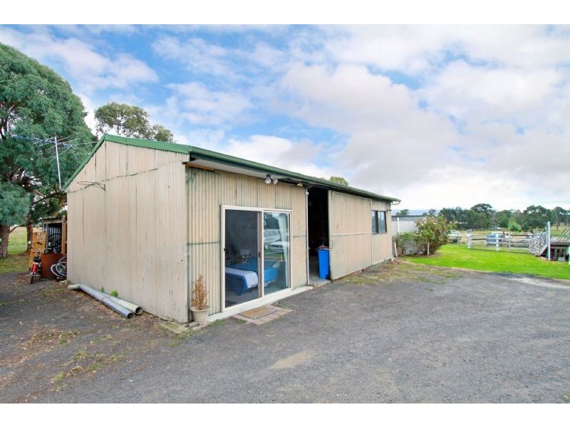 15 Nicholsons Road, Toongabbie VIC 3856