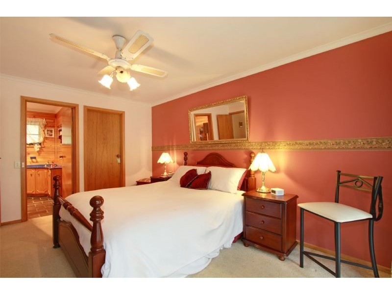 15 Nicholsons Road, Toongabbie VIC 3856